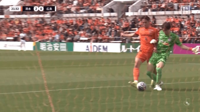 「何してる…」日本代表GKが“痛恨ミス”でまさかの失点→ファン悲鳴「さすがに擁護できん」「最近どうした」大迫敬介が天を仰ぐ 4枚目