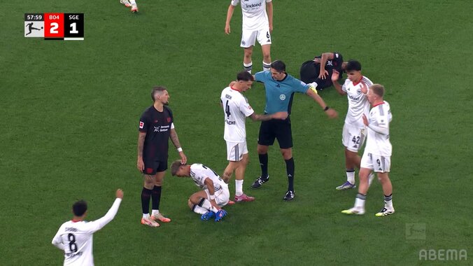 「何するんだ！」堂安律が“足裏タックル”被害で悶絶…「一発退場レベル」レヴァークーゼン主将の危険プレーに批判殺到 4枚目