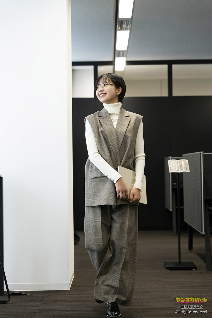 モー娘。弓桁朱琴が編集者になりグラビアを担当？ ヤンマガ編集部で撮影敢行、「週刊！ハロプロ写真館」カット公開 1枚目