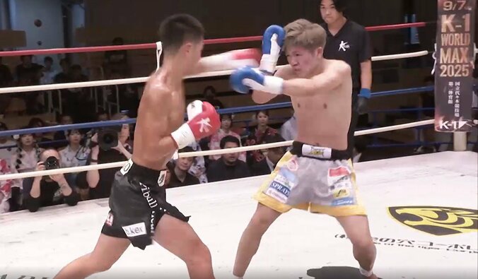 【写真・画像】「スゴイ人が見てる」「ダイヤのネックレスえぐっ」リングサイドに“ただならぬ”存在感の人物 「オーラが違う」ファン騒然　1枚目