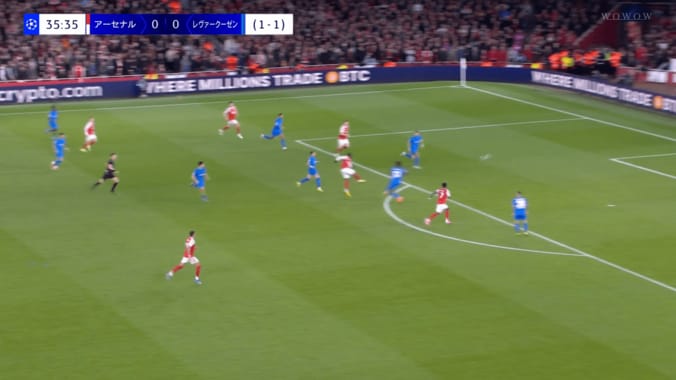 衝撃スーパーゴール！アーセナル10番の“理不尽すぎる反転ボレー”にSNS騒然「シュート速すぎだろ」「なんだこりゃ」同僚も思わず頭を抱える「何度見返してもエグい」 4枚目
