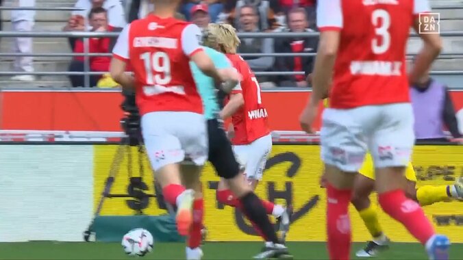 「ワールドクラス」伊東純也、圧巻個人技からの逆足弾丸ミドルにスタジアム騒然「最高の形」イナズマドリブル→超絶タッチで守備翻弄→クロスバー直撃豪快シュート炸裂 3枚目