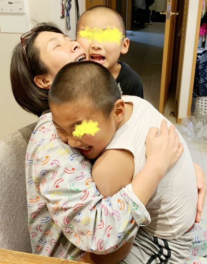 くわばたりえ、子ども達の成長に複雑な心境「もう数年、抱っこさせてください」 1枚目