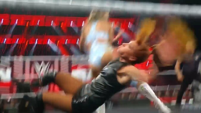 見事な美脚スピンキック