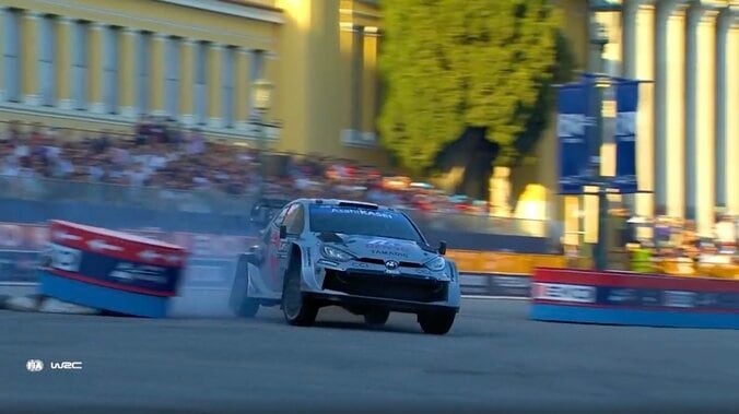 ドーナツターンを決めるGRヤリス