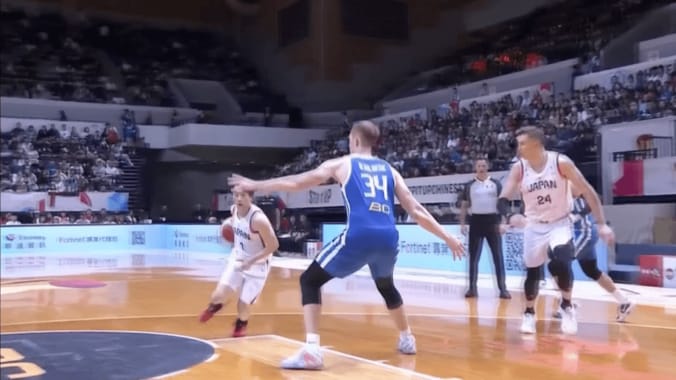 神業マジック！172cm日本代表PG、200cm超えダブルブロックを無効化「流川楓やん」「何回フェイク入れた？」齋藤拓実に解説・ファン驚愕【バスケＷ杯予選】 4枚目