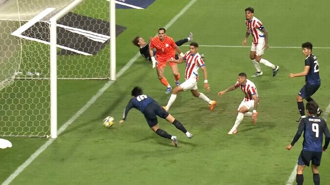 騒然！ 上田綺世の“消える動き”が超絶品「マークの外し方さすが」「急にファーに入った」出場５分で日本代表を救うダイビングヘッド弾 3枚目