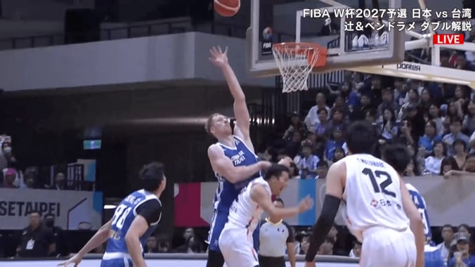 「リング見てないやん！」167cm富樫勇樹、211cmブロック攻略の“神フローターショット”「嫌な流れを一瞬で断ち切った」電光石火ドライブが話題【バスケ日本代表】 4枚目