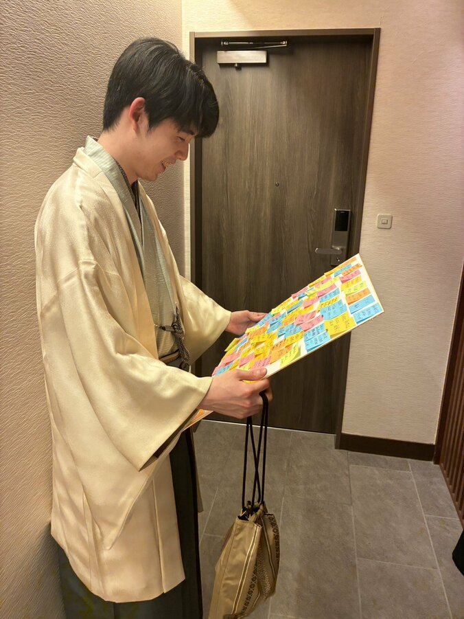 メッセージを読み込む藤井棋王（2/5）