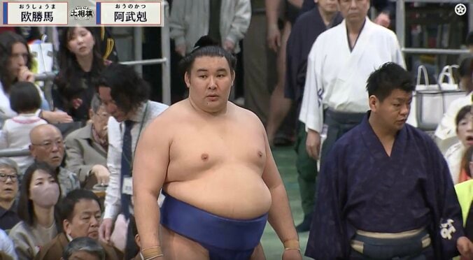 【写真・画像】館内騒然！行司が力士に突き飛ばされるアクシデント 「すっごい吹っ飛んだ」「初めて見たかも」無事立ち上がり拍手受ける　1枚目