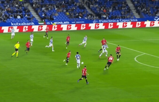 スルーパスを出す久保建英