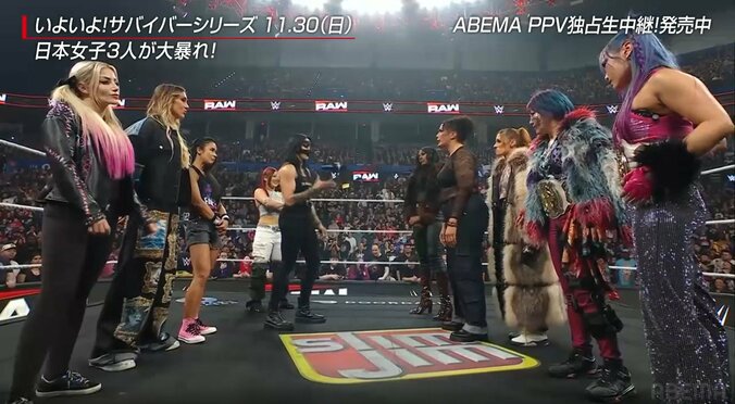 手にしたマイクでまさかの行動