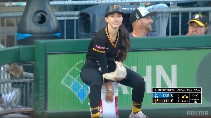 ド軍戦で敵軍ボールガールが「見事なキャッチ」 鋭いライナーを好捕し“笑顔”で観客魅了、米メディアも称賛 2枚目