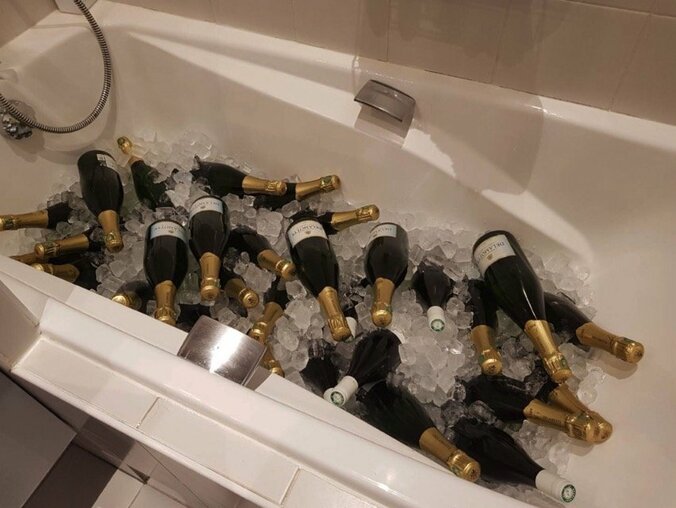 中村江里子、誕生日パーティーで浴槽にシャンパン「バスタブに氷をたくさん入れて」 1枚目