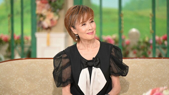 74歳小柳ルミ子、膝上20cm超ミニ丈衣装＆ハイヒールで圧巻美脚を披露「毎回脚を見せてくださいって言われるので」 3枚目