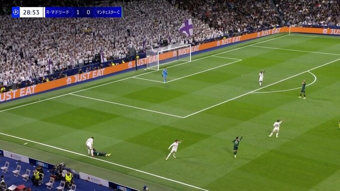 一触即発！緊迫のフェイスオフ「バチバチやな」接触プレーで倒れた相手を見下ろす煽り行為→体当たりに仁王立ちで応戦「退場するなよ」 5枚目