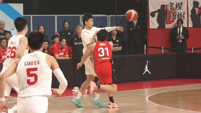 「強すぎ」日本選手が“ゴリゴリ守備”→中国選手が吹っ飛ぶ！激しいコンタクトにSNS騒然「危ないよ」「ヒヤッとした」【バスケW杯予選】 4枚目