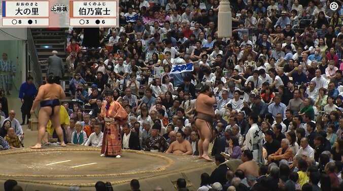 「え、ちょん髷の人が鎮座してる」横綱結びの一番、緊張の瞬間に“まさか”の光景「ギャップがすごいw」「最前列に…」ファンほっこり 3枚目