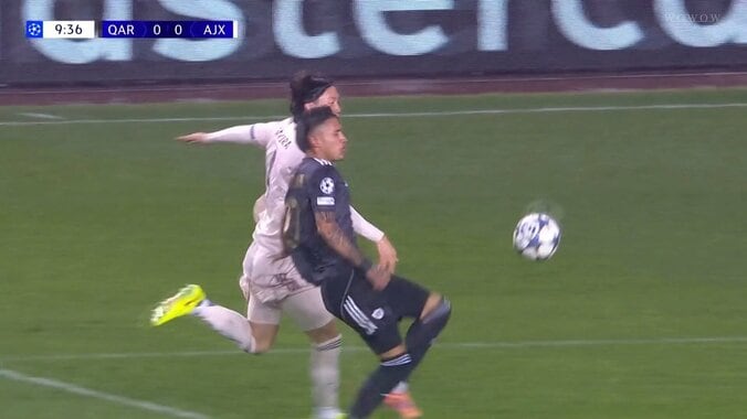 「中途半端な対応」失点に絡んだ日本代表DFに厳しい声「迷ったんか？」GKとの連携ミスから眼前でループシュートを許す失態に「個人というより守備陣全体の問題」 5枚目