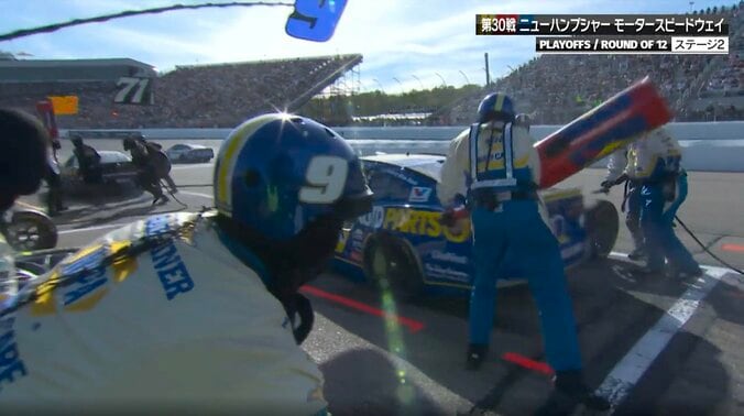 【写真・画像】「なにやってんだ」給油缶が抜けない！クルーを“引きずったまま”急発進する衝撃光景に「ガスマン痛そう」「危ないな！」　1枚目
