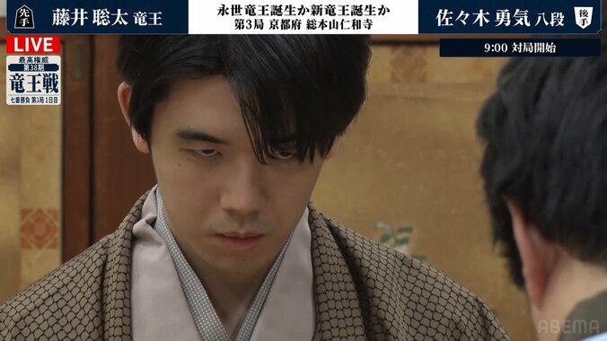 対局相手の佐々木勇気八段に強い視線を向ける藤井聡太竜王