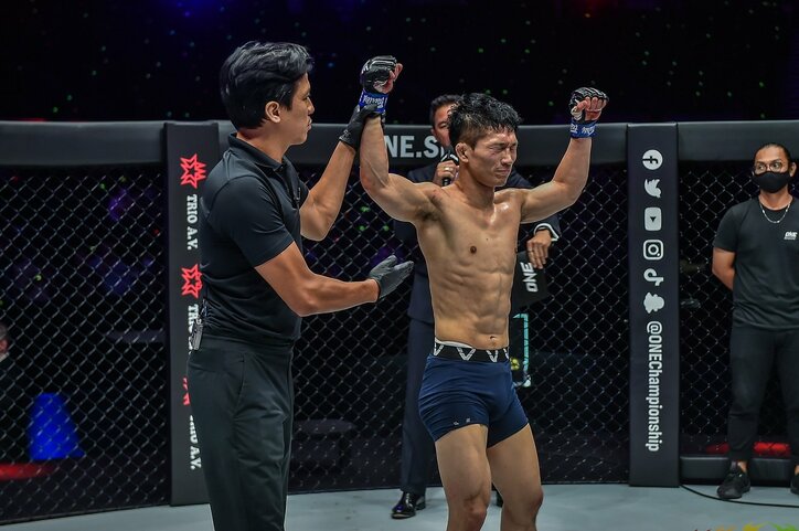 レフェリーの判断に「落ちてる落ちてる」批判殺到！ 完全失神の衝撃ラスト