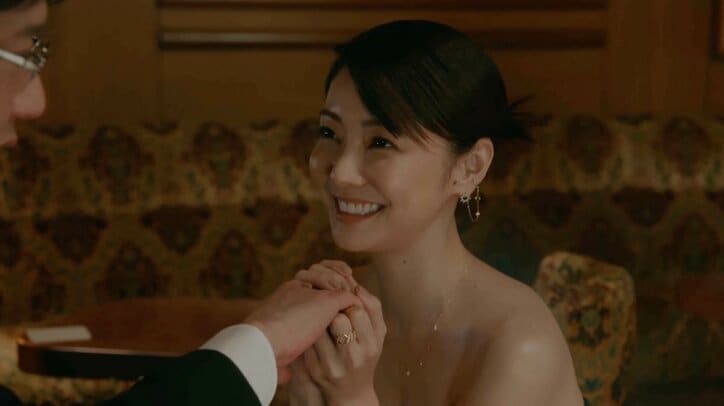 【写真・画像】倉科カナ、艶やかな美谷間が輝くブラックドレス姿に反響「綺麗過ぎる」「一段と美しい」『グレイトギフト』5話　3枚目