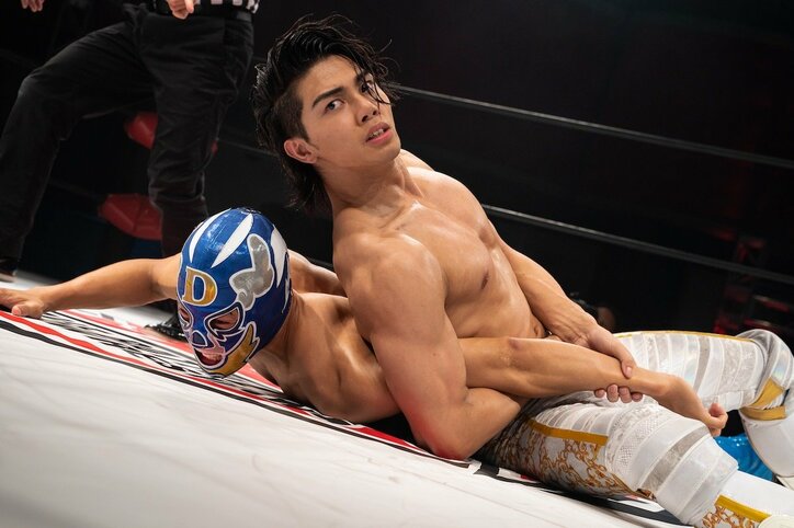 覆面D（関口メンディー）&ハオウ（武知海青）がついに直接対決！「背負いながら生きている僕らは前に進まなければ」同じ傷を負った二人の戦いの結末は？『覆面D』最終話