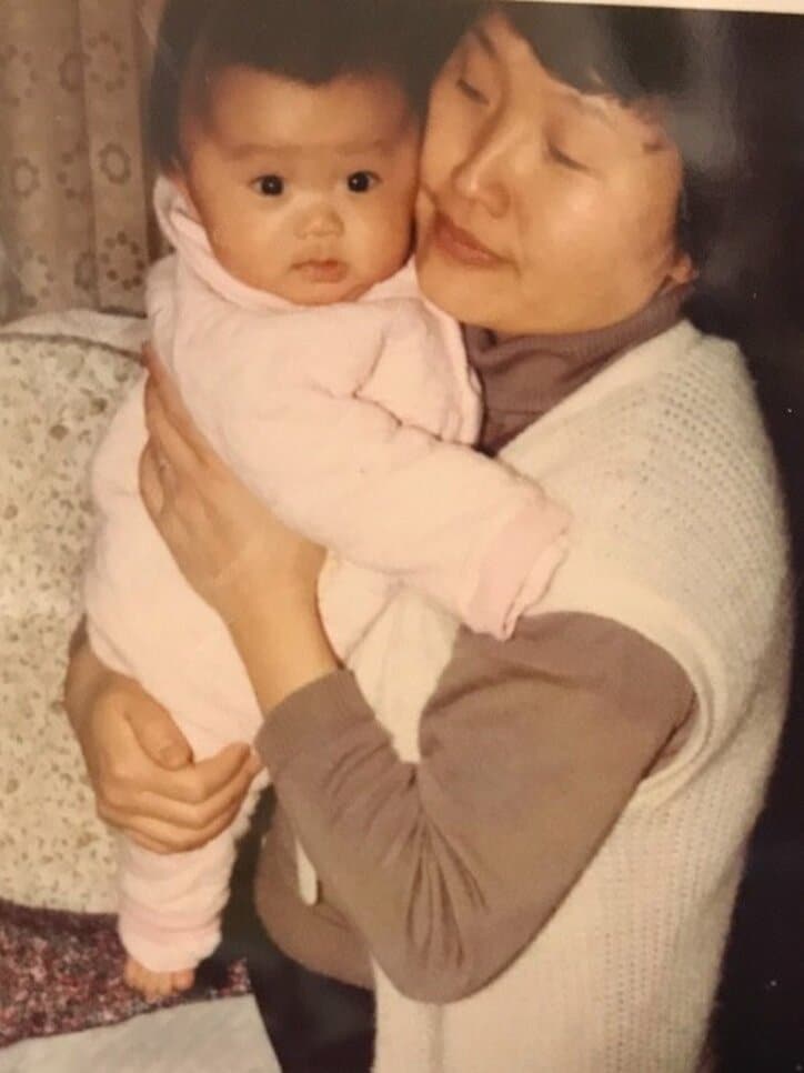 キンタロー。母親との乳幼児期の頃の写真をモチーフに撮影した結果「モンスターに怯える赤ちゃん」