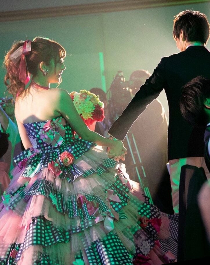 菊地亜美、夫の言葉で決定したドレスを披露「ビビッ！！ときて」