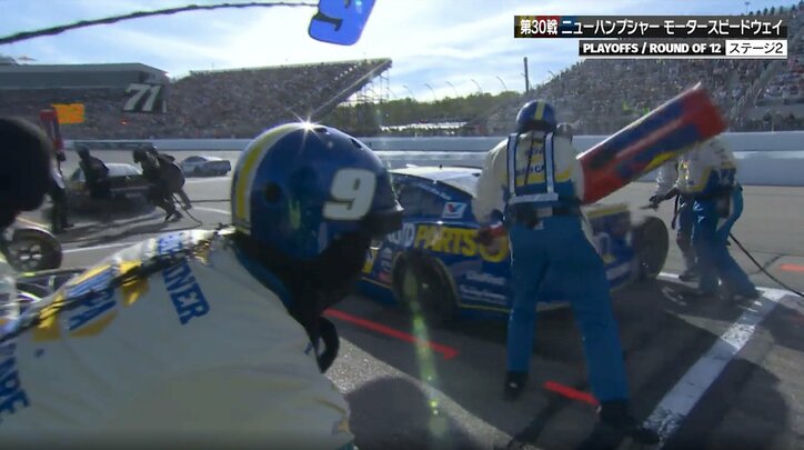 【写真・画像】「なにやってんだ」給油缶が抜けない！クルーを“引きずったまま”急発進する衝撃光景に「ガスマン痛そう」「危ないな！」　1枚目