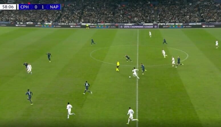 ウソでしょ…！？ 日本代表DF鈴木淳之介、目を疑う“まさかの光景”「強いな」「マジ神」約60m前進“ドリブル突破”のド迫力プレー「数的不利関係なし」