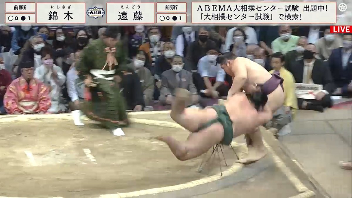 諦めない気持ちが生んだフライングアタック！捨て身の技を決めた力士