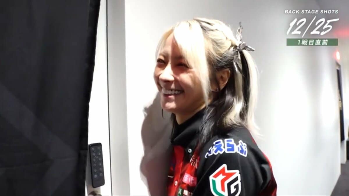 奇跡の44歳”美人雀士・二階堂亜樹、聖夜に髪飾りでクリスマスを表現