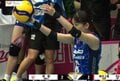 女子バレー、とにかく落ちる“魔球”サーブ 圧巻の“2連続”エースに相手も座り込んでがっくし