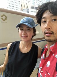 仁香、婚約中の彼と息子の3人で旅行へ「テニスをして今日はこれから乗馬」
