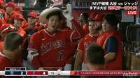 大谷翔平、豪快29号2ラン直後に“イタズラ”被害! 仲間の“肩透かし”にも動じず今季最高の“変顔リアクション”で神対応