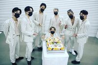 三代目JSB山下健二郎、NAOTOの“誕生日ショット”を公開し「仲のいい7人が大好き」「素敵なメンバー愛」の声