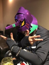 碇シンジ役声優・緒方恵美がEVA初号機に取り込まれる!? シュールな写真に「ホントにホントの中の人だ」と反響