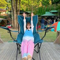 生見愛瑠「でっかい椅子を独り占めるる～」 “めるる語”にコメント欄が沸く「可愛いすぎるる」「似合いすぎるるる」