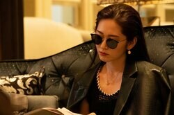 1億円の契約金を要求＆床のパスタを食べさせる…!? 鈴木愛理の“お騒がせ”モデル役に 「悪い役もハマってる」「見たことない愛理ちゃん」と大反響