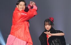 広島・小園海斗＆モデル渡辺リサ、夫婦でTGCに登場！結婚式フォトの思い出“野球ポーズ”に大歓声「かわいい夫婦！」「お似合いです」