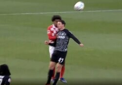 「これは痛い」エアバトルで頭同士が激突→流血ノックアウトの瞬間…「危ない」「大丈夫か」など心配広がって堂安同僚MFはホッチキスで傷を塞ぐ