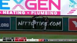 あれ、どっちも捕れてなかったの？ホームラン性の打球に外野手2人が華麗なクロスジャンプ！1つのボールに重なる2つのグラブ、顔見合わせてきょとん