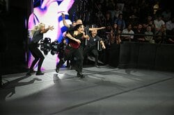 「かわいそう」“闇堕ち”美女レスラーが暴走→セキュリティに悲劇…全力頭突きで“鈍い音”に実況も「Oh...」