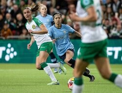 「シティの指揮官」長谷川唯、華麗ターン→絶品パスで先制点演出！「ユイのアシストだ」「チームに不可欠な存在」海外ファン歓喜