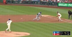 大谷翔平、イライラ走塁で“投手が急変”「リードでかっ！」 2度の牽制で警戒→突如制球が乱れる「リードオフマンすぎる」