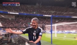 えっ、誰とハイタッチした？ 日本代表FWの“珍セレブレーション”にファン注目！「槙野さんそこにいたんかいw」「現役さながらのポジショニング」