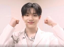 16歳とは思えないセクシーさが話題のアイドル、高校時代の写真に「イケメン」の声！未経験からKPOPアイドルへ