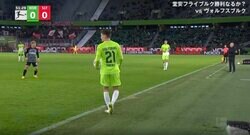 堂安もビックリ！？ 解説者も理解できない“謎の判定” 突然鳴ったホイッスルに選手たちが困惑した瞬間　ヴォルフスブルクDFの絶妙スローインが取り消し